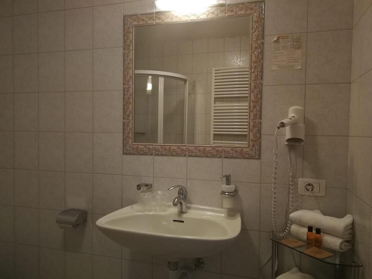 Hôtel Gasthaus Weisskugel à Malles Venosta Extérieur photo