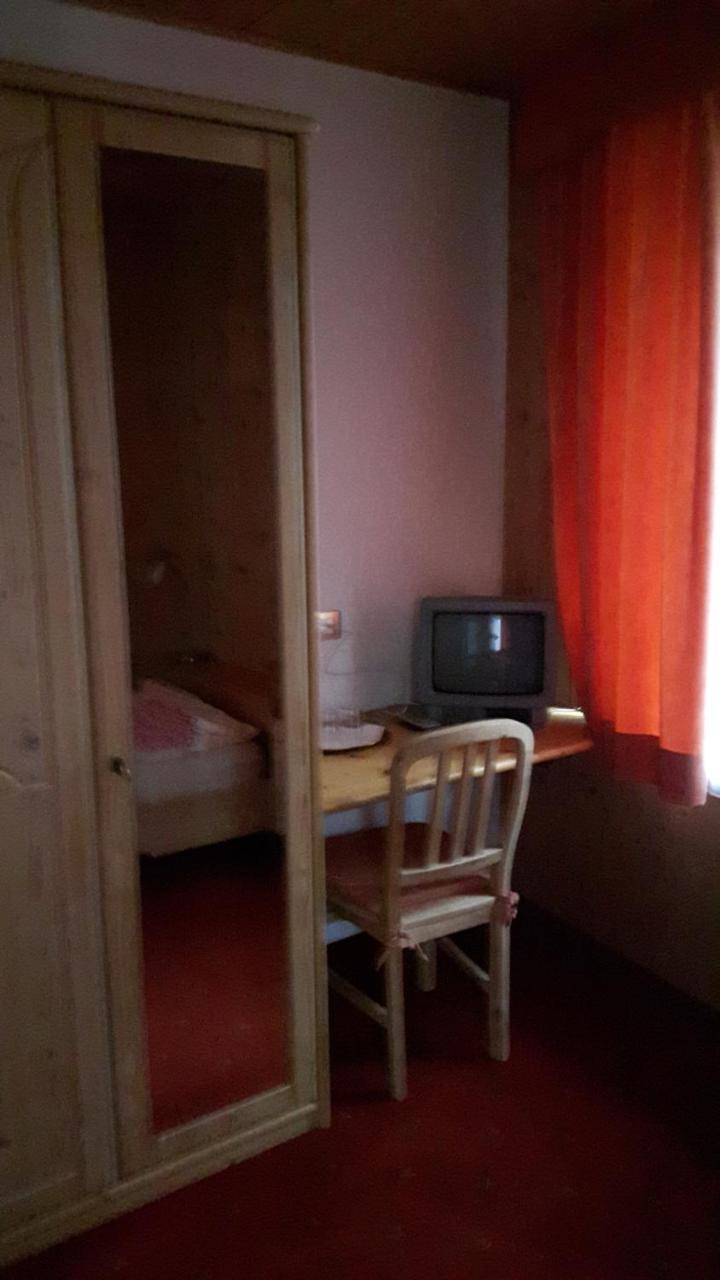 Hôtel Gasthaus Weisskugel à Malles Venosta Extérieur photo
